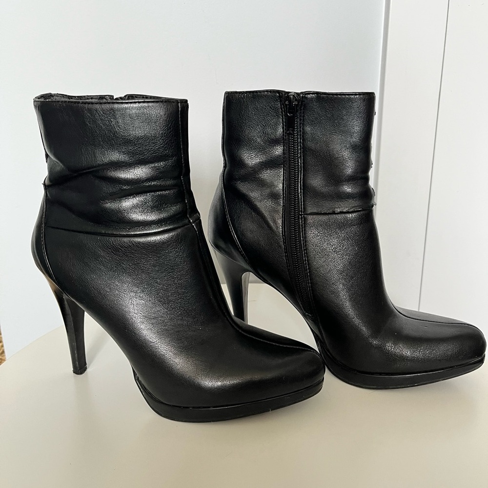 Nine West Elegant Black Ankle Boots